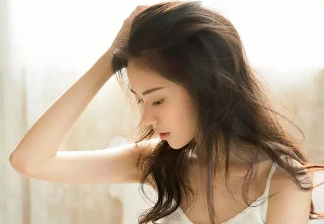 老婆去世三年，旅遊時見個小孩長得像老婆，跟蹤他到家我崩潰大哭