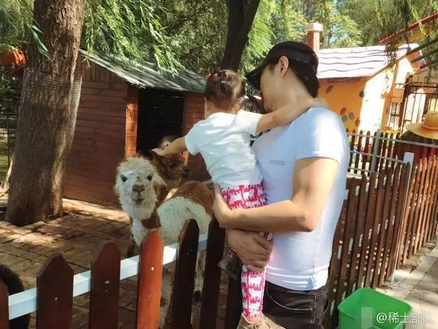 章子怡對女兒醒醒和小蘋果,不同的愛,徹底感動了汪峰!