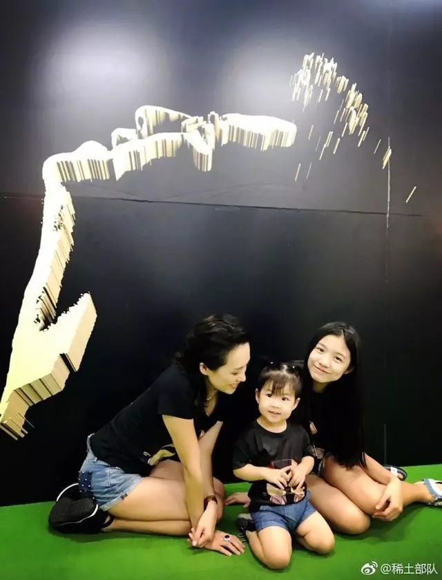 章子怡對女兒醒醒和小蘋果,不同的愛,徹底感動了汪峰!