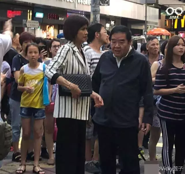 網友偶遇鄭伊健前女友,53歲的她現在長這樣
