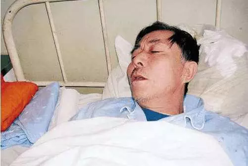 岳父生病住院我趕回去送錢,病房外聽到他們的話,我扭頭就走!