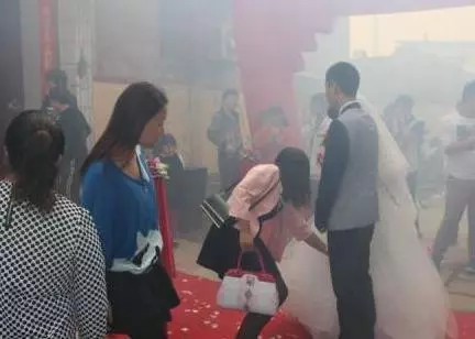 婚禮上,婆婆踩了我一下腳,我低頭看了一眼,嚇得我趕緊取消婚禮