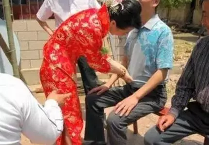 婚禮上,婆婆踩了我一下腳,我低頭看了一眼,嚇得我趕緊取消婚禮