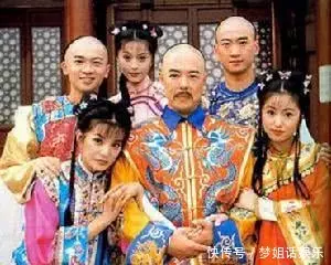 20年過去,小燕子成富婆,紫薇當媽,金鎖國際范,她還在坐公交!