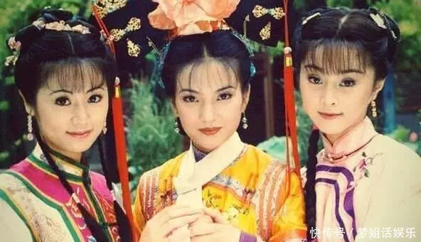 20年過去,小燕子成富婆,紫薇當媽,金鎖國際范,她還在坐公交!