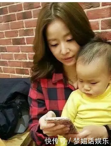 20年過去,小燕子成富婆,紫薇當媽,金鎖國際范,她還在坐公交!