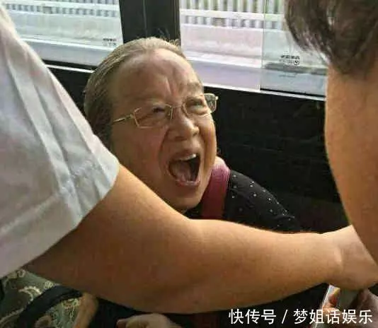 20年過去,小燕子成富婆,紫薇當媽,金鎖國際范,她還在坐公交!