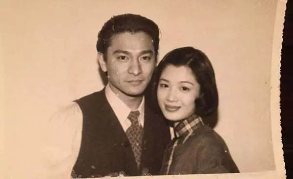 41歲陳少霞近照很美,與大20歲老公恩愛住豪宅,女兒只能拄拐走路!