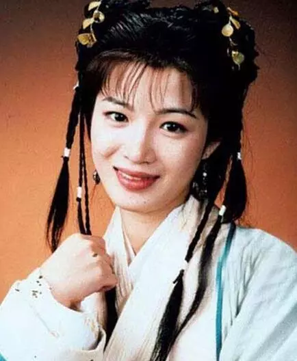 41歲陳少霞近照很美,與大20歲老公恩愛住豪宅,女兒只能拄拐走路!