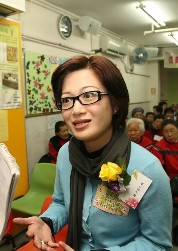 41歲陳少霞近照很美,與大20歲老公恩愛住豪宅,女兒只能拄拐走路!
