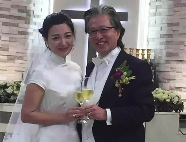 41歲陳少霞近照很美,與大20歲老公恩愛住豪宅,女兒只能拄拐走路!