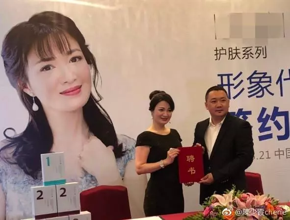 41歲陳少霞近照很美,與大20歲老公恩愛住豪宅,女兒只能拄拐走路!