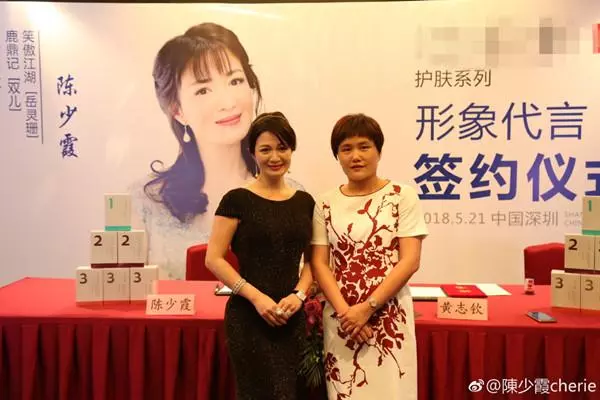 41歲陳少霞近照很美,與大20歲老公恩愛住豪宅,女兒只能拄拐走路!