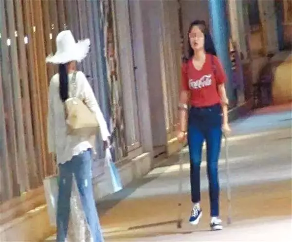 41歲陳少霞近照很美,與大20歲老公恩愛住豪宅,女兒只能拄拐走路!