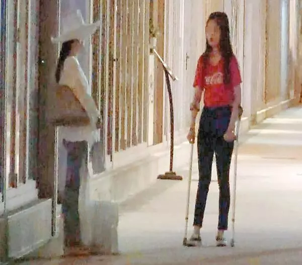 41歲陳少霞近照很美,與大20歲老公恩愛住豪宅,女兒只能拄拐走路!