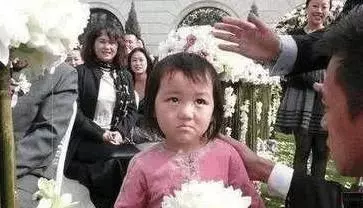 王菲12歲女兒和趙薇8歲女兒,相差4歲,網友:差別不是一般的大!