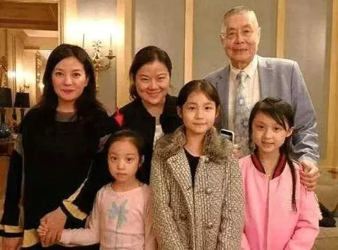 王菲12歲女兒和趙薇8歲女兒,相差4歲,網友:差別不是一般的大!