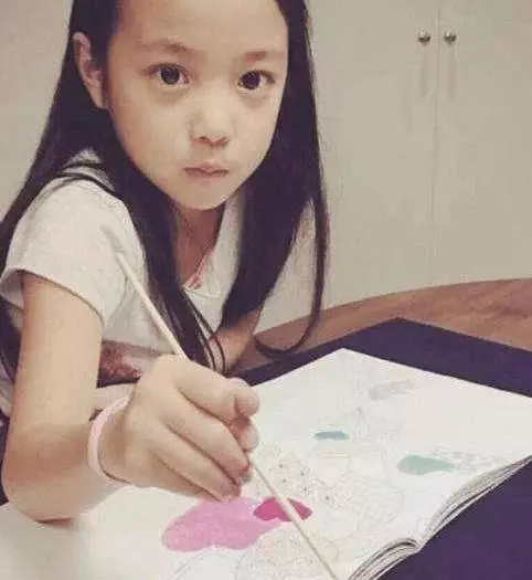 王菲12歲女兒和趙薇8歲女兒,相差4歲,網友:差別不是一般的大!
