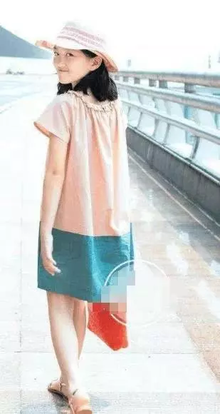 王菲12歲女兒和趙薇8歲女兒,相差4歲,網友:差別不是一般的大!