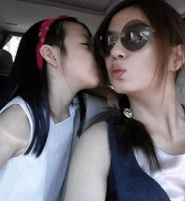 王菲12歲女兒和趙薇8歲女兒,相差4歲,網友:差別不是一般的大!