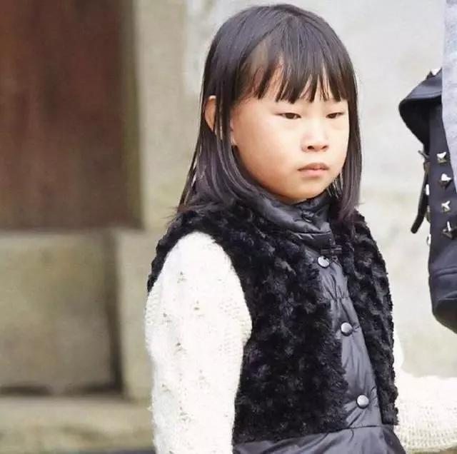 她被評最丑星二代,曾自卑到不敢出門上學,今16歲變成氣質大美女!