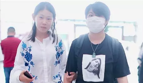 她被評最丑星二代,曾自卑到不敢出門上學,今16歲變成氣質大美女!