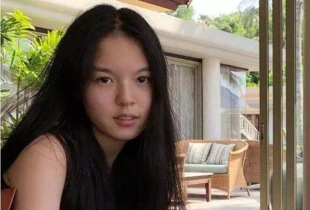 她被評最丑星二代,曾自卑到不敢出門上學,今16歲變成氣質大美女!