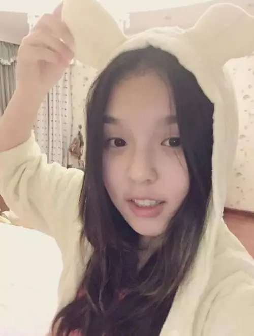 她被評最丑星二代,曾自卑到不敢出門上學,今16歲變成氣質大美女!