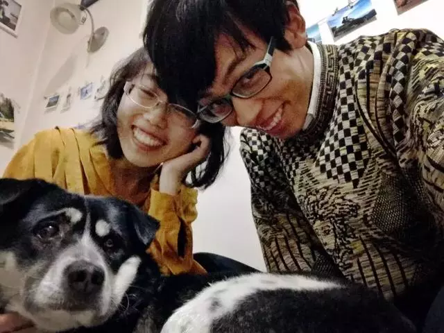 一隻殘疾狗狗扒住她的腿,「我想有家……」