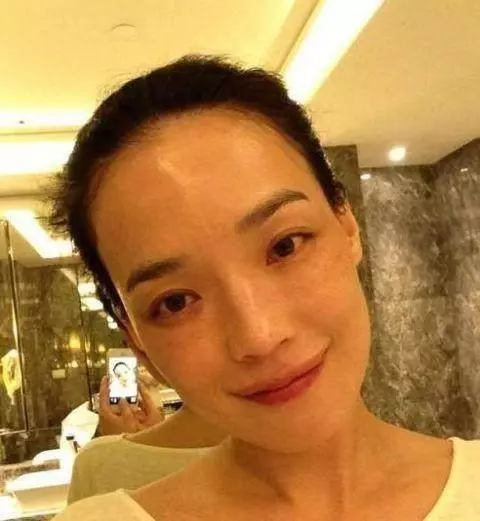 女星卸妝後,鄭爽清純,趙麗穎沒氣質,謝娜老十歲,楊穎差別最大!
