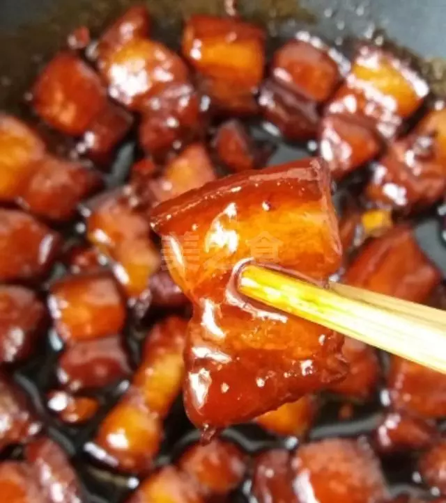 婆婆煮的紅燒肉只是多加了一樣,吃起來不肥不膩,特別的酥軟