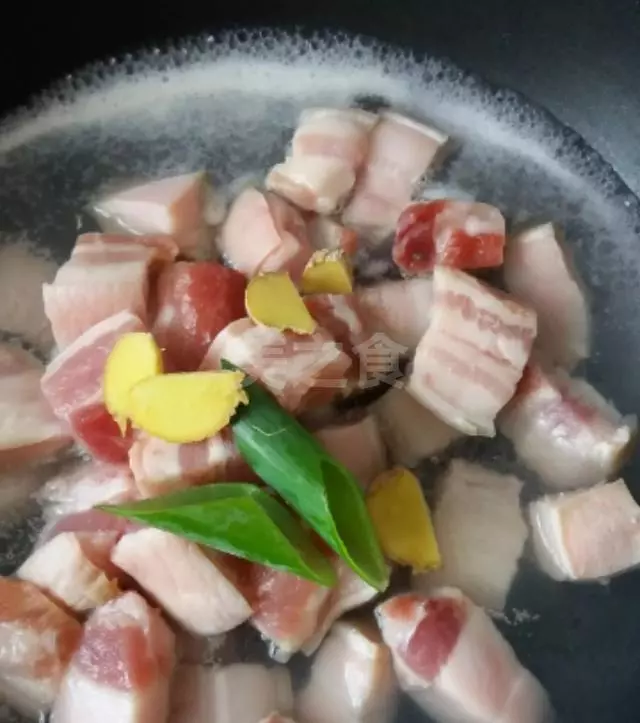 婆婆煮的紅燒肉只是多加了一樣,吃起來不肥不膩,特別的酥軟