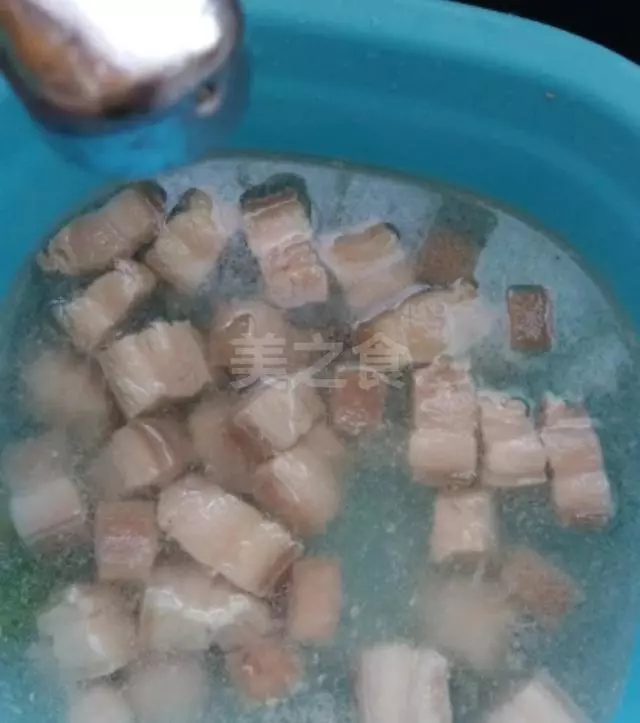 婆婆煮的紅燒肉只是多加了一樣,吃起來不肥不膩,特別的酥軟