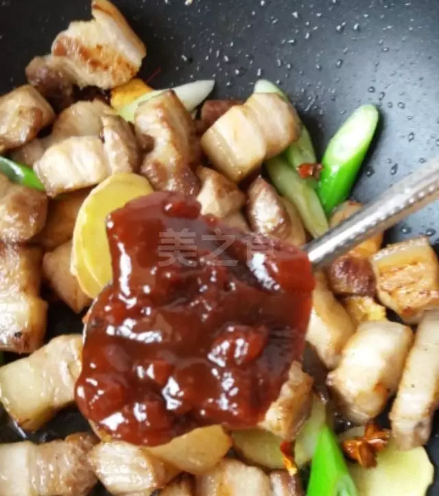 婆婆煮的紅燒肉只是多加了一樣,吃起來不肥不膩,特別的酥軟