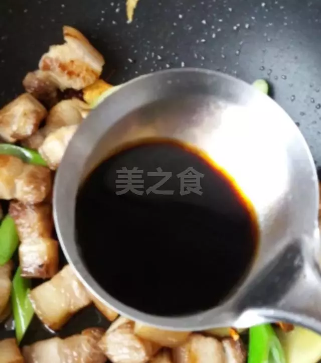 婆婆煮的紅燒肉只是多加了一樣,吃起來不肥不膩,特別的酥軟