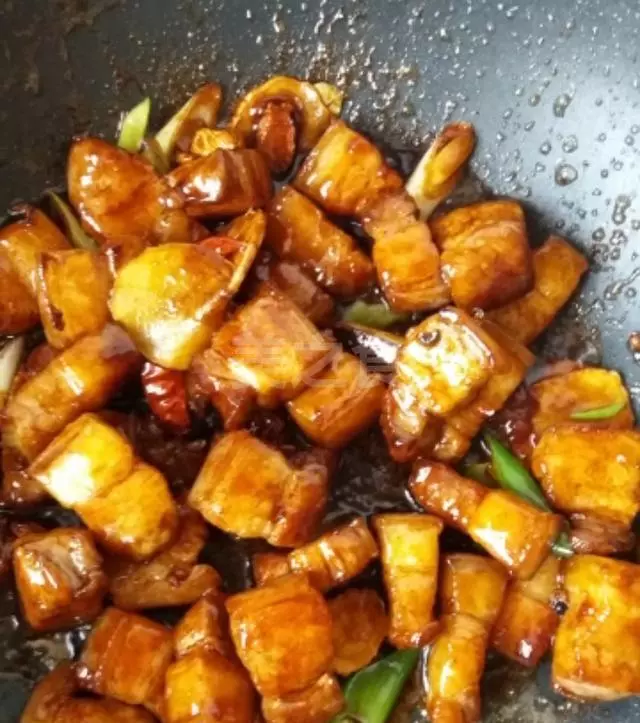 婆婆煮的紅燒肉只是多加了一樣,吃起來不肥不膩,特別的酥軟