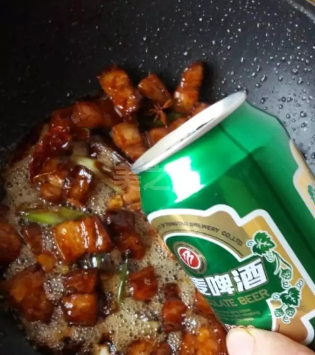 婆婆煮的紅燒肉只是多加了一樣,吃起來不肥不膩,特別的酥軟