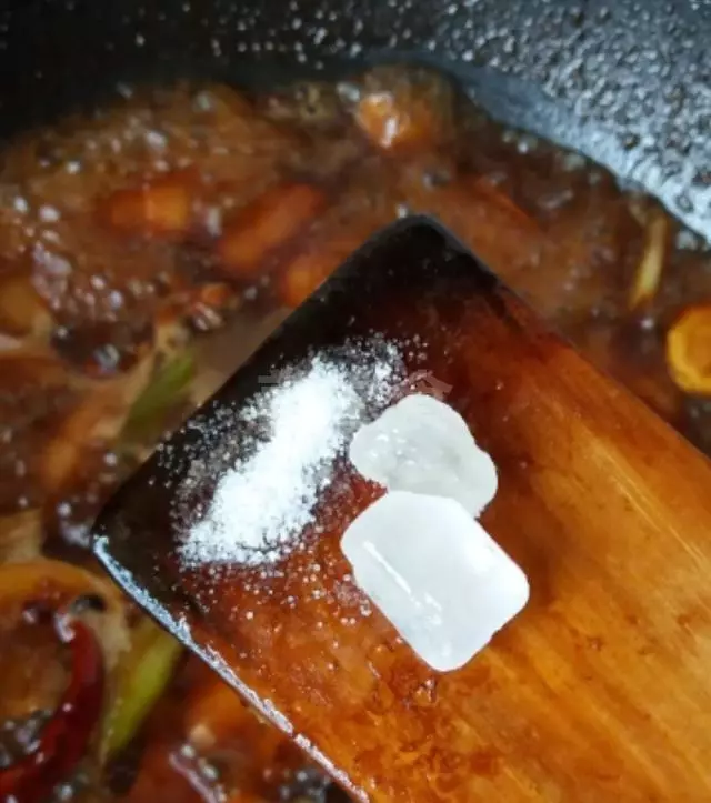 婆婆煮的紅燒肉只是多加了一樣,吃起來不肥不膩,特別的酥軟