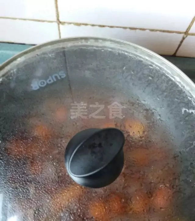 婆婆煮的紅燒肉只是多加了一樣,吃起來不肥不膩,特別的酥軟