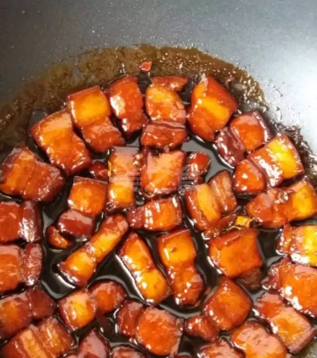 婆婆煮的紅燒肉只是多加了一樣,吃起來不肥不膩,特別的酥軟