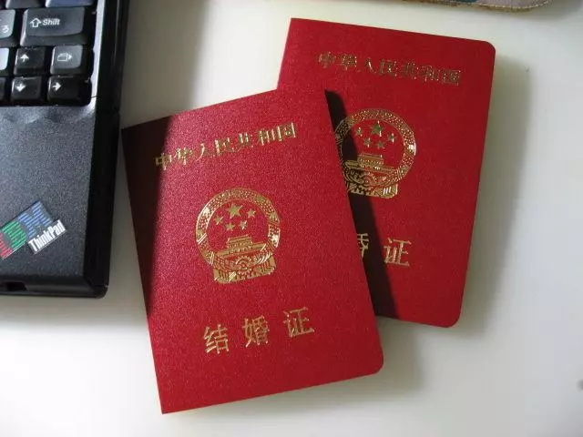 瞞著上司偷生下他的孩子，5年後幼兒園來了一輛奔馳，我流淚結婚