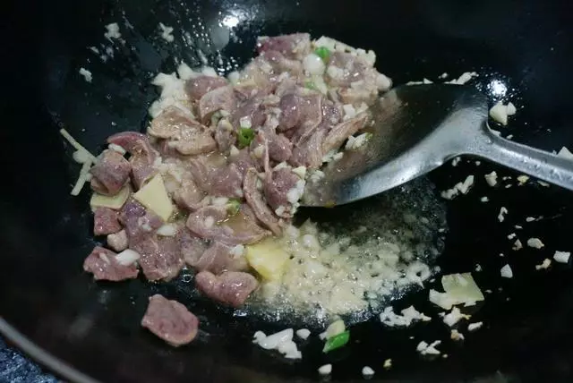 豬肝不腥又不硬的煮法 , 吃了養肝明目又補血!