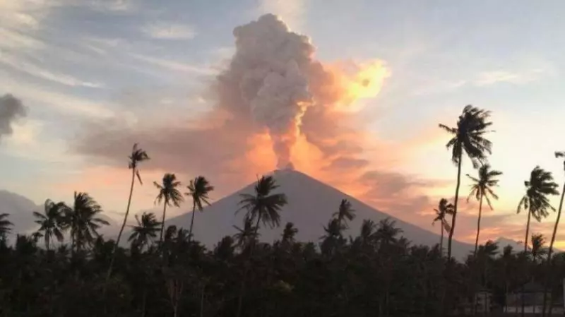 【火山再爆發!】巴厘島機場緊急關閉,亞航和馬航宣布退款!