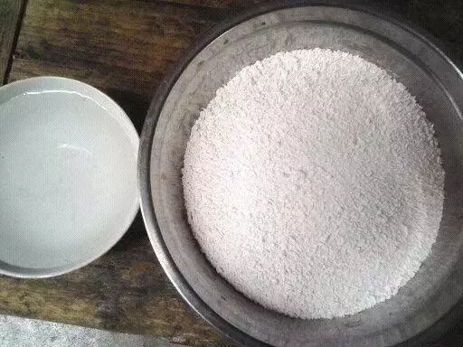 即食馬蹄粉完全可以做馬蹄糕 ,而且做法非常簡單