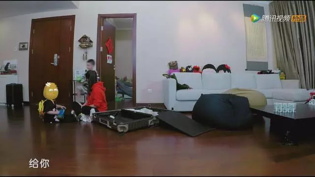 何潔女兒大哭,七寶做了3件事,網友紛紛贊單身媽媽依然教得棒!