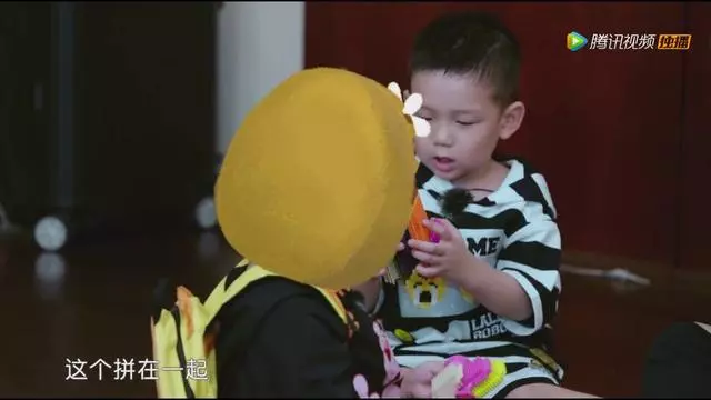 何潔女兒大哭,七寶做了3件事,網友紛紛贊單身媽媽依然教得棒!