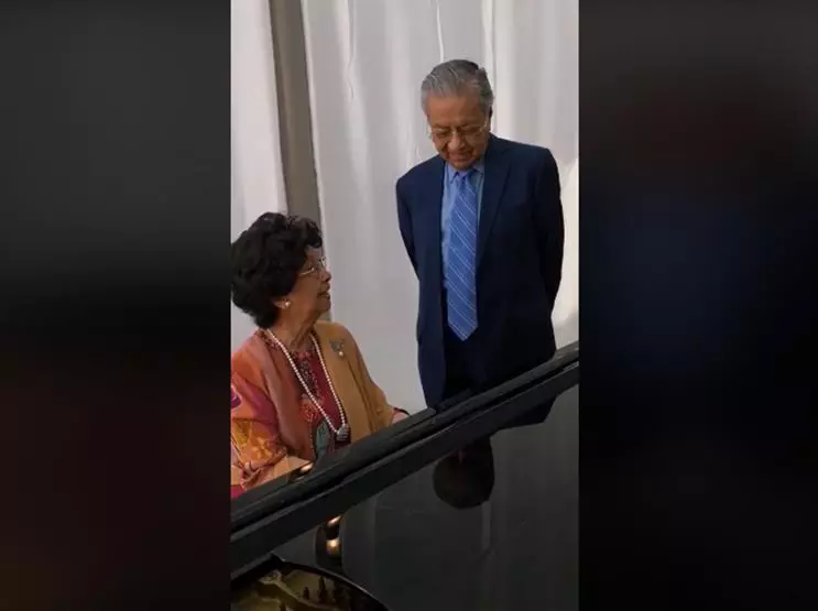 最浪漫の事❤首相夫人敦西蒂彈奏鋼琴,敦馬陪在身旁哼唱!線民:太有愛了!(內有影片)