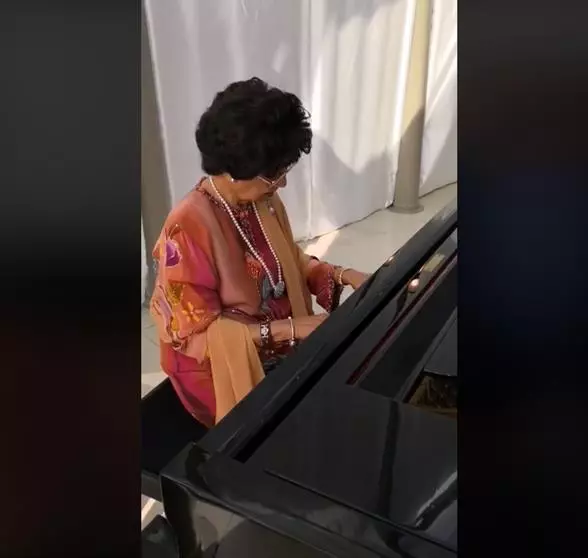 最浪漫の事❤首相夫人敦西蒂彈奏鋼琴,敦馬陪在身旁哼唱!線民:太有愛了!(內有影片)
