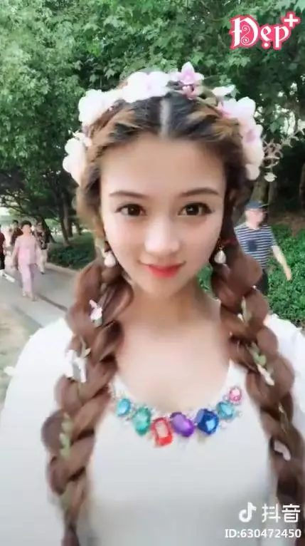 簡單的編髮造型,配上髮帶就能為你的整體造型加分喔!