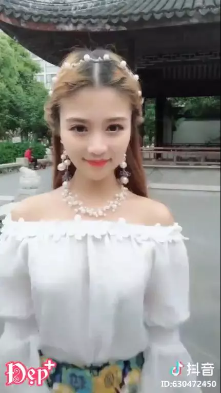 簡單的編髮造型,配上髮帶就能為你的整體造型加分喔!